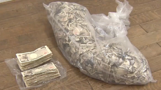 屑から現金約300万円